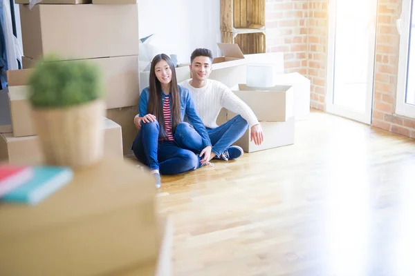 Joven Pareja Asiática Sentado Suelo Nueva Casa Arround Cajas Cartón — Foto de Stock