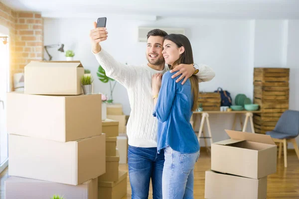 Hermosa Pareja Tomando Una Foto Selfie Usando Teléfono Inteligente Apartamento — Foto de Stock