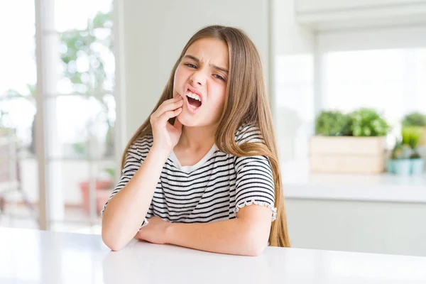 美丽的年轻女孩穿着条纹T恤触摸嘴与手与痛苦的表情 因为牙痛或牙齿疾病 牙医概念 — 图库照片