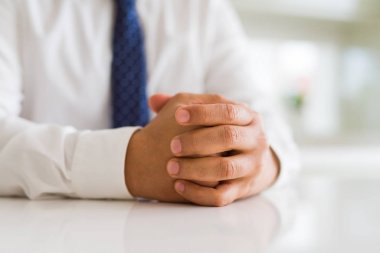 Adam elinde yakın çekim