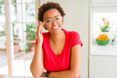 Afro saçlı gözlüklü güzel genç Afrika kadın