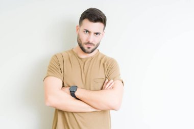 Yakışıklı delikanlı izole arka plan şüpheci ve sinir, onaylamayan ifade yüz çapraz kolları üzerinde. Negatif kişi.