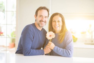 Çiçek evde aşık holding romantik orta yaş kaç