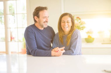 Birlikte evde oturan romantik orta yaş kaç