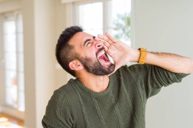Adam çığlık elleri ile kapsayan öfke ile bağırarak, anlayabiliyorum bağırıyor
