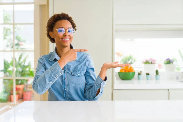 Joven Hermosa Mujer Afroamericana Con Gafas Asombradas Sonriendo Cámara Mientras —  Fotos de Stock