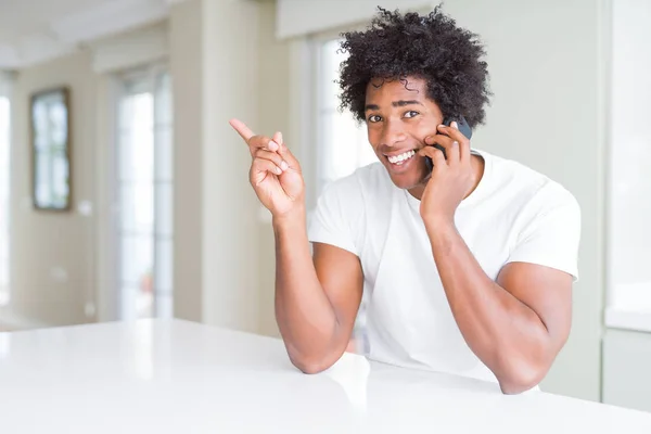 Afričan Americký Obchodní Muž Který Mluví Telefonu Velmi Šťastně Ukazující — Stock fotografie