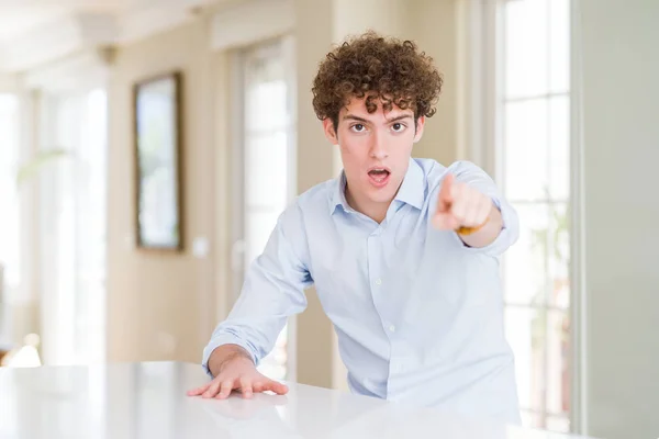 Jonge Zakenman Met Krullend Voorgelezen Hoofd Wijzend Ontevreden Gefrustreerd Camera — Stockfoto