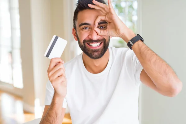 Hombre Hispano Guapo Sosteniendo Tarjeta Crédito Con Cara Feliz Sonriendo —  Fotos de Stock