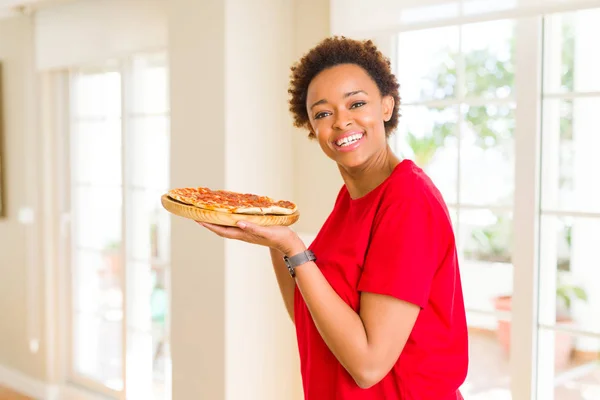 Schöne Junge Afrikanische Amerikanerin Zeigt Hausgemachte Leckere Pizza — Stockfoto