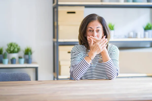 Mulher Idosa Meia Idade Sentada Mesa Casa Chocada Cobrindo Boca — Fotografia de Stock