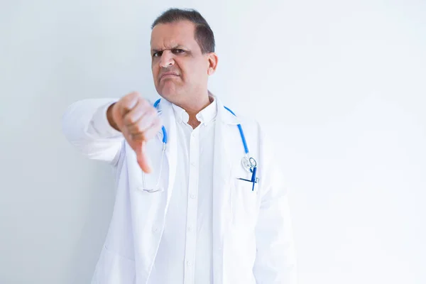 Médico Meia Idade Homem Vestindo Estetoscópio Casaco Médico Sobre Fundo — Fotografia de Stock