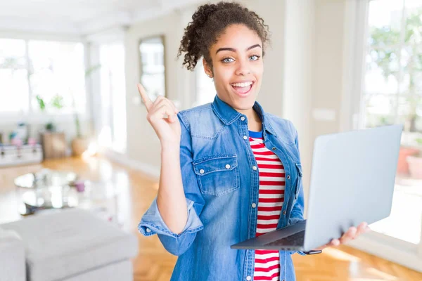Ung Afrikansk Amerikansk Flicka Stående Arbetar Med Laptop Mycket Glad — Stockfoto