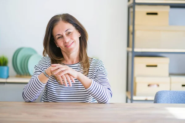 Mujer Mayor Mediana Edad Sentada Mesa Casa Con Las Manos —  Fotos de Stock