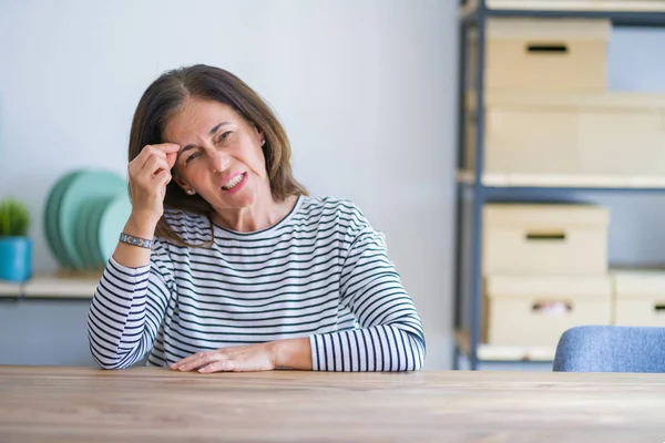 Seniorin Mittleren Alters Die Hause Tisch Sitzt Und Unglücklich Auf — Stockfoto