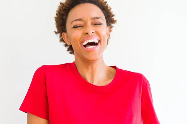 Όμορφη Νεαρή Αφρικανική Αμερικανική Γυναίκα Χαμογελώντας Αυτοπεποίθηση Στην Κάμερα Δείχνει — Φωτογραφία Αρχείου