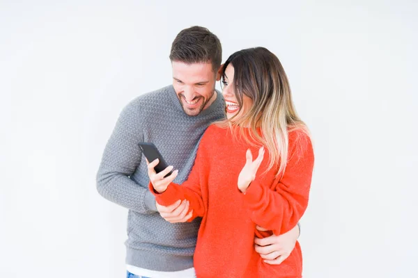Gyönyörű Fiatal Pár Szerelem Csók Átölelte Egymást Smartphone — Stock Fotó