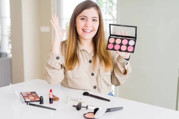 Piękna Młoda Kobieta Pomocą Makijażu Kosmetyki Stosujące Kolor Paletę Bardzo — Zdjęcie stockowe