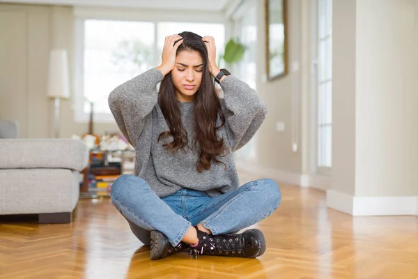 Jeune Belle Femme Assise Sur Sol Maison Souffrant Maux Tête — Photo