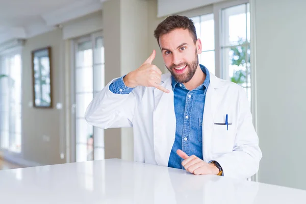 Gutaussehender Arzt Arztkittel Der Klinik Lächelnd Und Mit Hand Und — Stockfoto