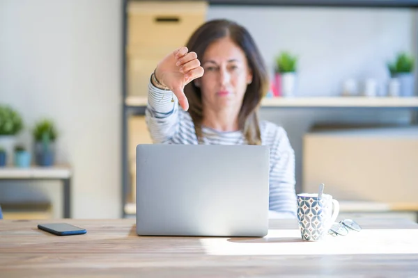 집에서 테이블에 여성은 컴퓨터 노트북을 사용하여 일하고 있으며 불만스럽고 손가락으로 — 스톡 사진
