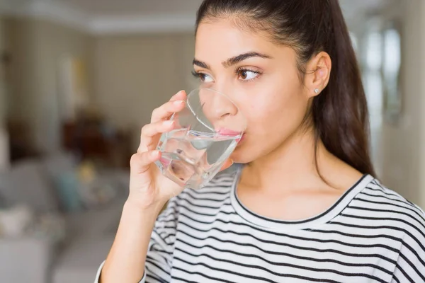 Hermosa joven bebiendo un vaso de agua fresca en casa — Foto de Stock
