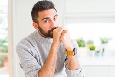 Yakışıklı adam rahat ve emin görünümlü