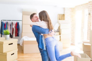 Güzel genç çift aşık, çok mutlu yeni bir eve hareket sarılma