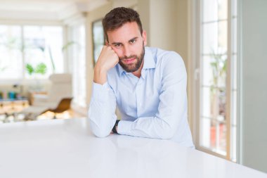 Yakışıklı iş düşünme seyir yorgun ve sıkılmış çapraz silah depresyon sorunları ile.