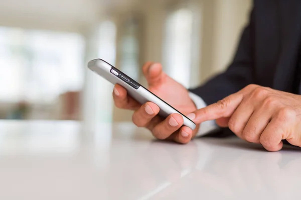 Close Van Zakelijke Man Handen Met Behulp Van Smarpthone — Stockfoto