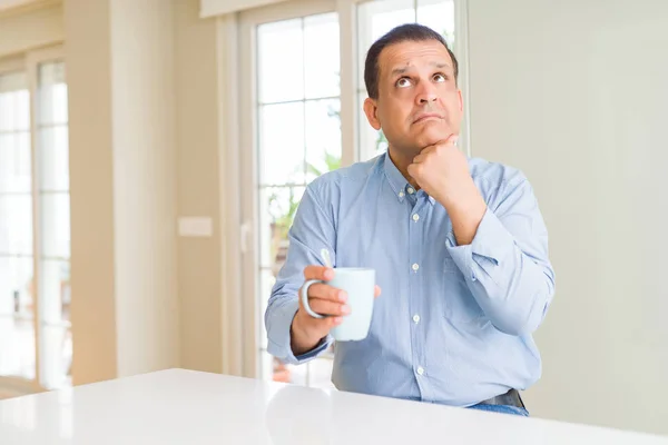 Hombre Mediana Edad Bebiendo Café Mañana Casa Cara Seria Pensando —  Fotos de Stock