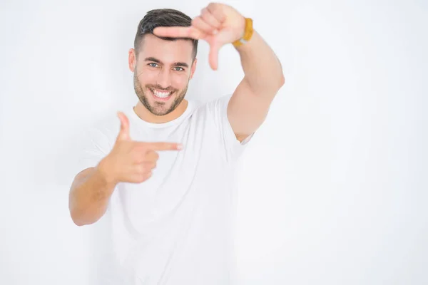 Joven Hombre Guapo Con Camiseta Blanca Casual Sobre Fondo Blanco — Foto de Stock