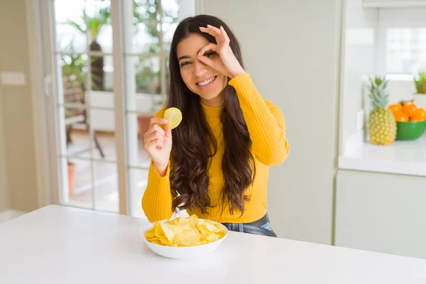 Νέα Γυναίκα Τρώει Τσιπ Πατάτας Χαρούμενο Πρόσωπο Χαμογελώντας Κάνει Εντάξει — Φωτογραφία Αρχείου
