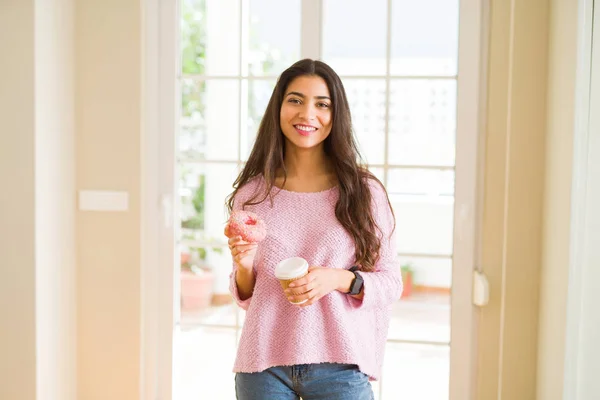 Junge Arbeiterin Macht Eine Pause Isst Leckeren Rosa Donut Und — Stockfoto