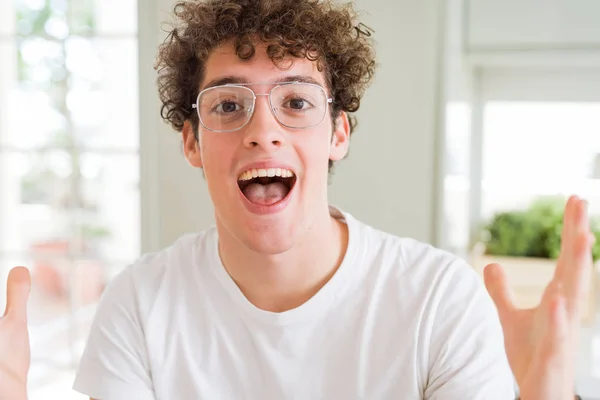 Jovem Homem Bonito Vestindo Óculos Celebrando Louco Espantado Pelo Sucesso — Fotografia de Stock