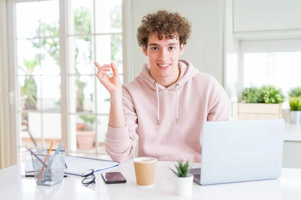 Jovem Estudante Trabalhando Estudando Usando Laptop Computador Muito Feliz Apontando — Fotografia de Stock