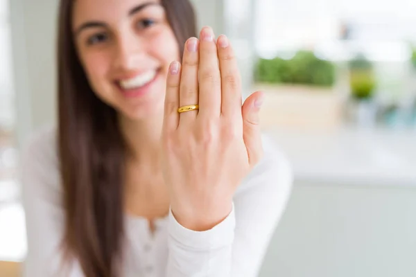 Όμορφη Νεαρή Γυναίκα Που Δείχνει Χέρι Φορώντας Δαχτυλίδι Συμμαχία Γάμου — Φωτογραφία Αρχείου