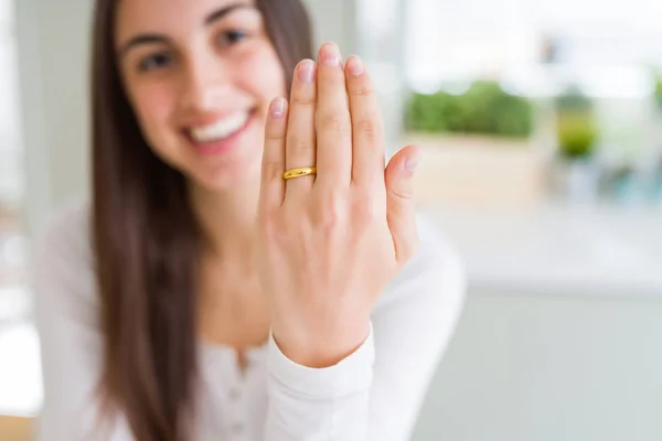 Hermosa Mujer Joven Mostrando Mano Usando Anillo Alianza Boda — Foto de Stock