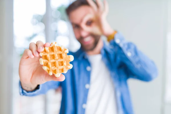 Beau Homme Mangeant Des Crêpes Belges Sucrées Avec Visage Heureux — Photo