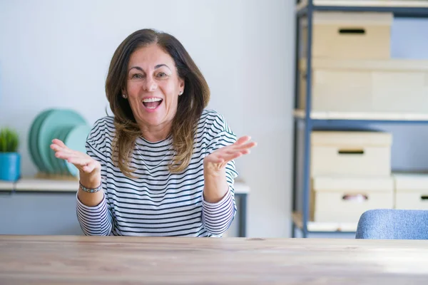 Mulher Idosa Meia Idade Sentada Mesa Casa Sorrindo Alegre Oferecendo — Fotografia de Stock