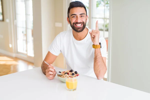 Hombre Hispano Guapo Desayunando Sano Por Mañana Casa Sorprendido Con — Foto de Stock