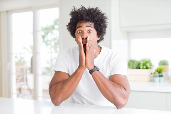 Jonge Afro Amerikaanse Man Het Dragen Van Casual Witte Shirt — Stockfoto