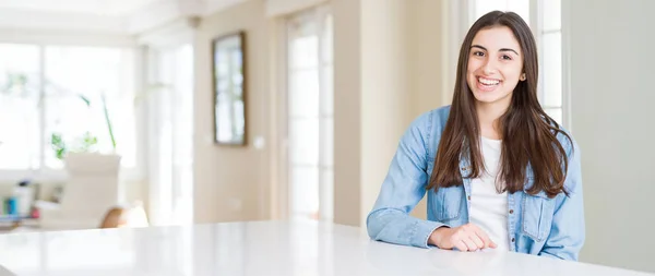 Weitwinkelbild Der Schönen Jungen Frau Die Hause Auf Einem Weißen — Stockfoto