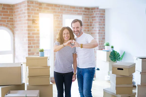 Pareja Mayor Mediana Edad Que Muda Nuevo Hogar Con Cajas — Foto de Stock