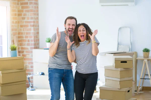 Casal Sênior Meia Idade Mudando Para Uma Nova Casa Com — Fotografia de Stock