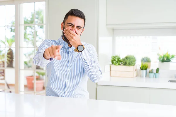 Bonito Homem Negócios Hispânico Rindo Você Apontando Para Câmera Com — Fotografia de Stock