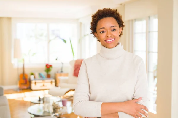 Vakker, ung, afroamerikansk kvinne som smiler selvsikkert til den – stockfoto