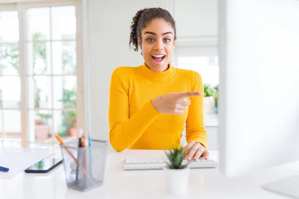 Joven Afroamericana Chica Trabajando Usando Computadora Muy Feliz Señalando Con — Foto de Stock