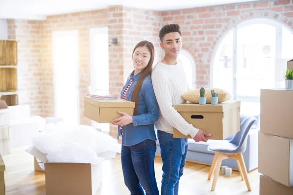 Bonito Jovem Asiático Casal Olhando Feliz Segurando Caixas Papelão Sorrindo — Fotografia de Stock