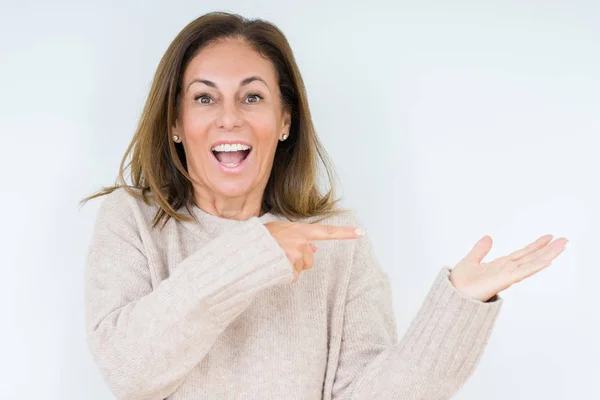 Mulher Meia Idade Bonita Sobre Fundo Isolado Espantado Sorrindo Para — Fotografia de Stock